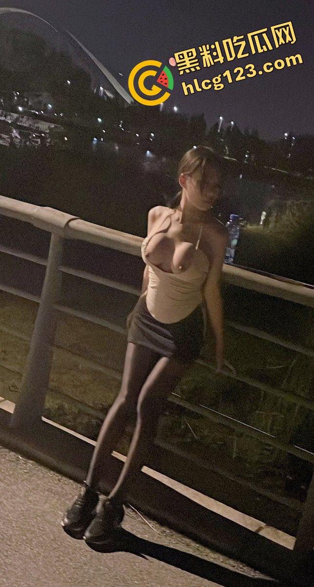 颜值爆表的小母狗被学长无情调教!跪着等吃大鸡巴,还被关在笼子里皮鞭猛抽蜜臀,欠收拾的纯种狐狸精!-9