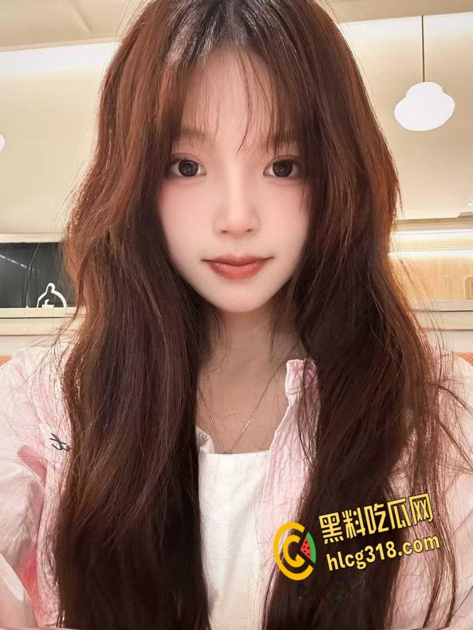 南京工业大学【王诗瑶】,白丝开裆裤当狗溜,跪在地上吃着大屌还比耶!-2