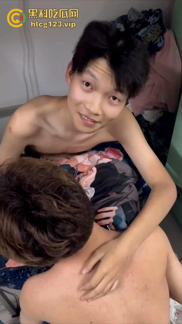 男生宿舍有gay成什么样子？西安科技大学俩男大学生激情湿吻视频流出 震碎三观！-3