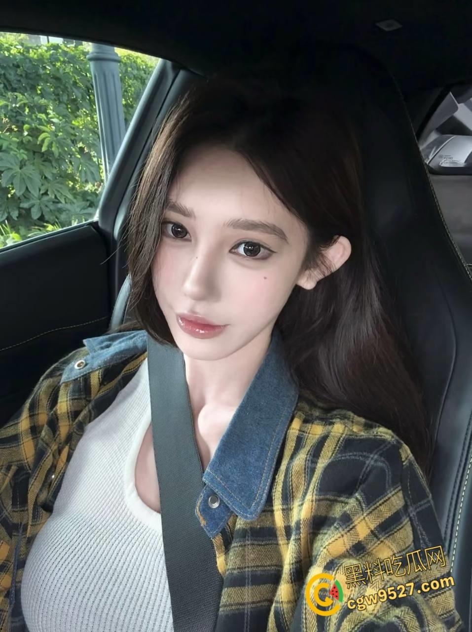 商场逛小吃街,妹妹野外尿尿露出雪白翘臀,勾引哥哥一起去小树林,狂舔骚逼后入爆操,激情内射 !-1