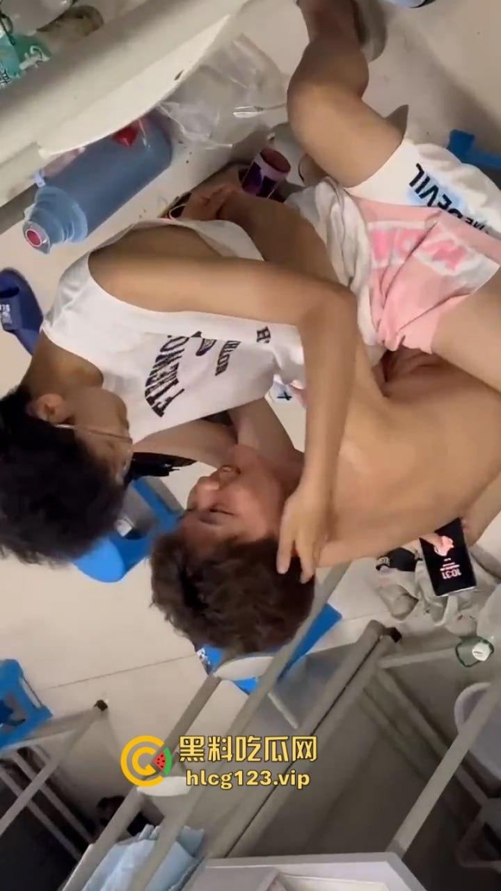 男生宿舍有gay成什么样子？西安科技大学俩男大学生激情湿吻视频流出 震碎三观！-5