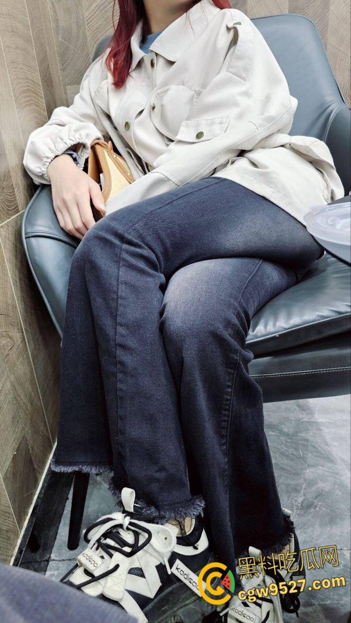 商场逛小吃街,妹妹野外尿尿露出雪白翘臀,勾引哥哥一起去小树林,狂舔骚逼后入爆操,激情内射 !-4