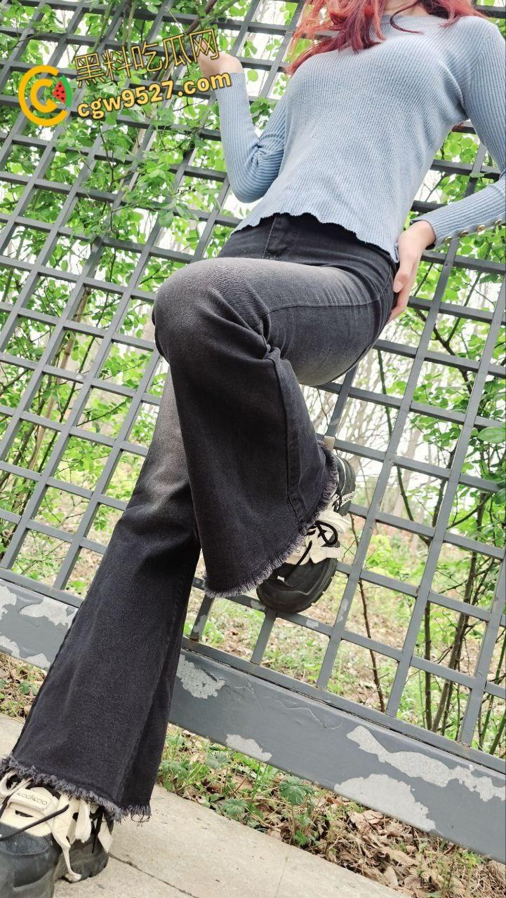 商场逛小吃街,妹妹野外尿尿露出雪白翘臀,勾引哥哥一起去小树林,狂舔骚逼后入爆操,激情内射 !-5