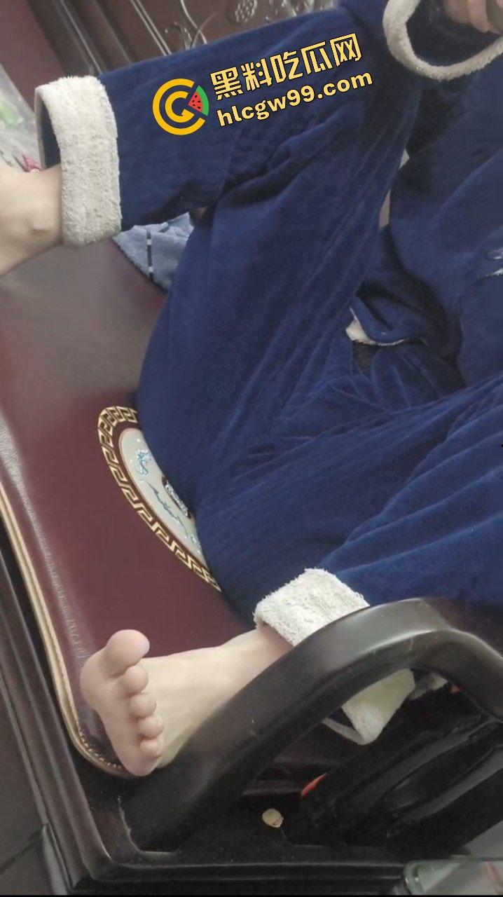 瓜友独家投稿曝光流出!偷拍亲生姐姐用迷药将其迷倒,扒开内裤观赏骚逼!-8