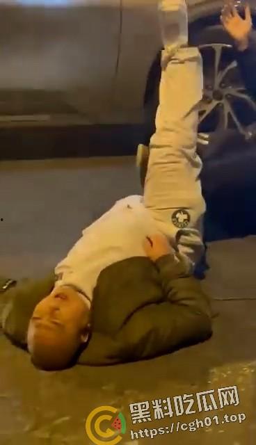 路怒症男子街头对战柔术黑带 反被黑带男技巧性挨打讹了15w 这就是会挨打的含金量-1