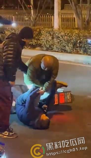 路怒症男子街头对战柔术黑带 反被黑带男技巧性挨打讹了15w 这就是会挨打的含金量-5