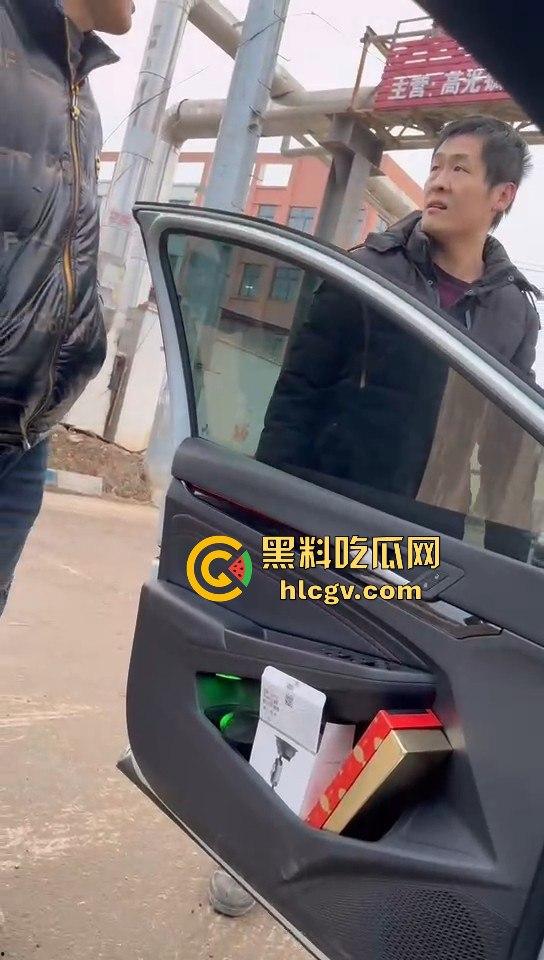山东临沂孔孟之乡变菜鸡互啄场，两男因超车打成泥脸怪！-3