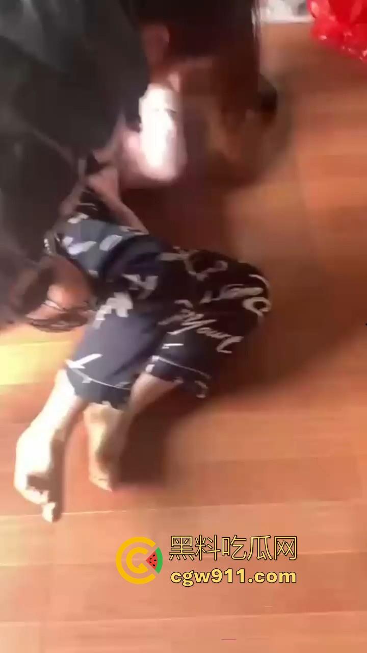 河南洛阳奸夫竟带小三回家偷情，真是猖狂到了极致，被原配携亲友团扒裤子围殴痛扁，嚣张的小三满脸不忿！-1