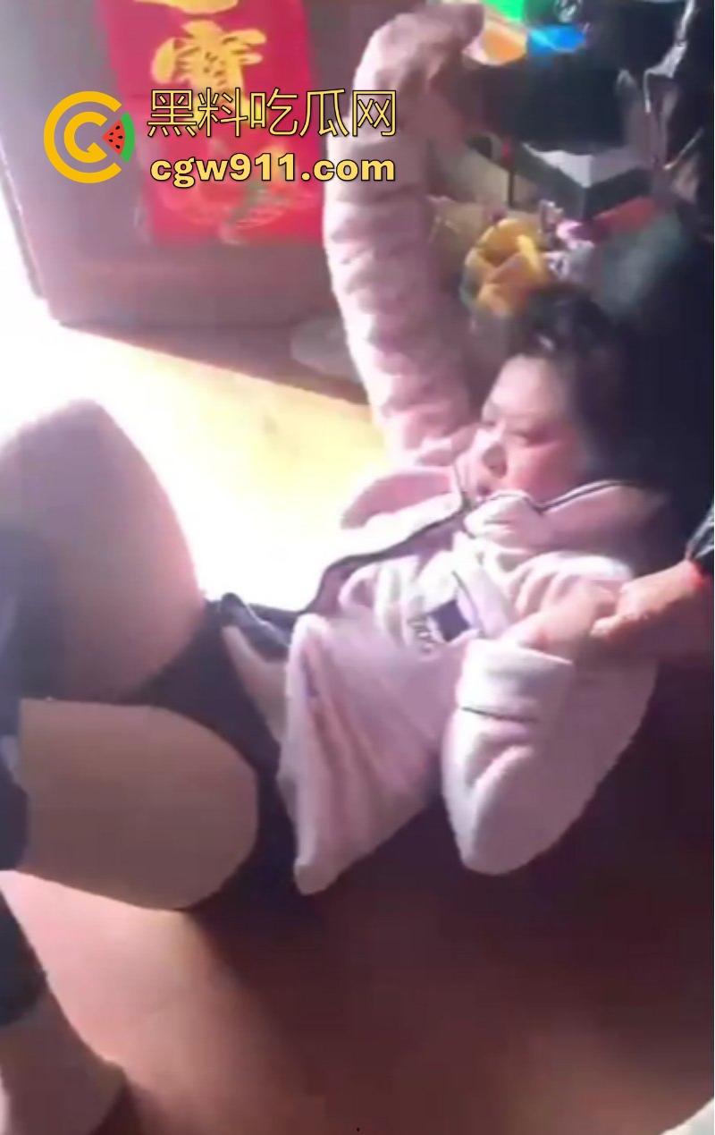 河南洛阳奸夫竟带小三回家偷情，真是猖狂到了极致，被原配携亲友团扒裤子围殴痛扁，嚣张的小三满脸不忿！-6