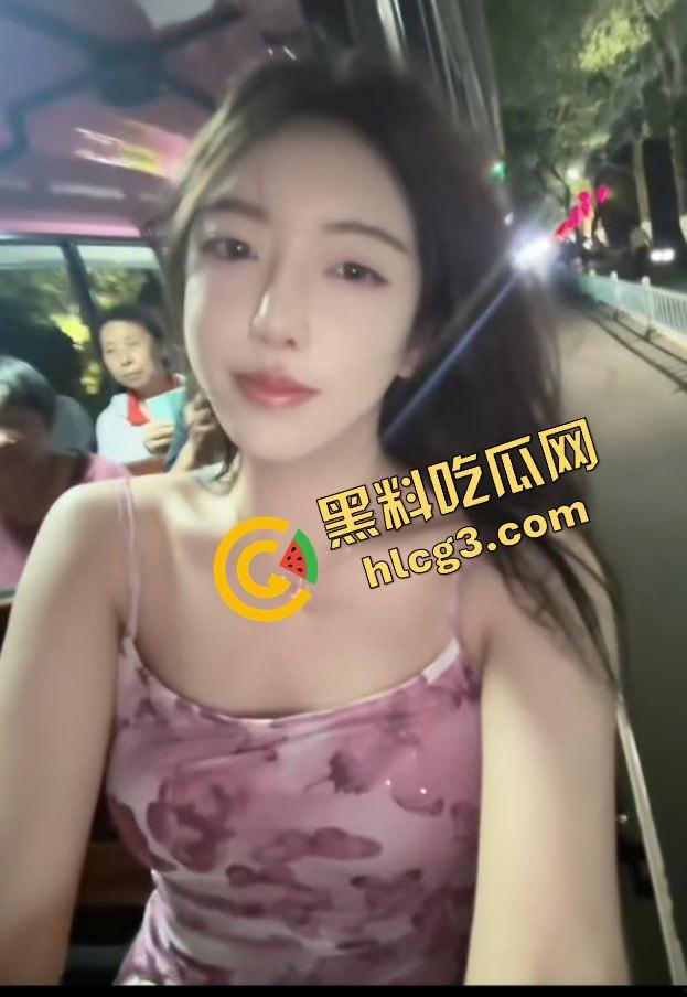 抖音微博网红「彭知熙」KTV聚会被两男生现场吸奶！装纯的背后竟然是福利姬，揭开网红的真实面目！-3