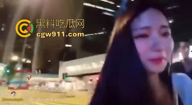 性感可爱外网主播街头直播遭遇印度哥们性骚扰！在地铁狂揉狂摸，这要是在他老家直接无套内射了！-1