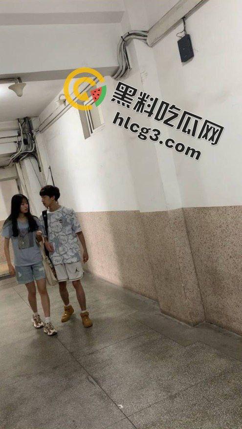 连云港三中爆出震撼大瓜！两高中生厕所偷吃被偷拍，野战现场激战正酣！-1