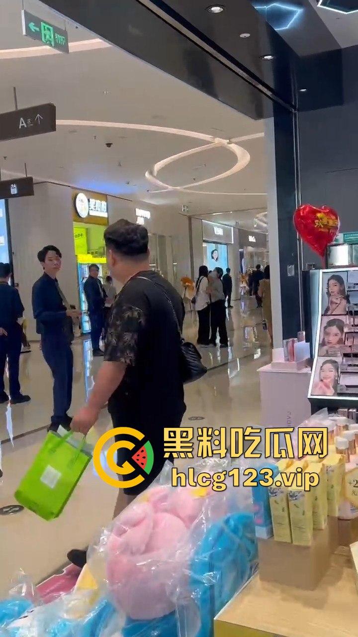 珠海街头惨烈抓小三！正妻怒揍小三十分钟，后背裸露惨叫救命，路人全程围观无人理！-3