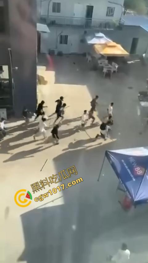 柬埔寨木牌突击抓捕：大楼被围“狗推”慌逃，警笛声与尖叫声交织，大楼一夜成围城！-1