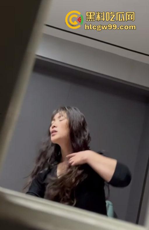 全程高能！小伙子坏得很嘞，大姨酒店激情四射，小伙扒墙偷拍还边看边点评，光听呻吟就快忍不住了！-9