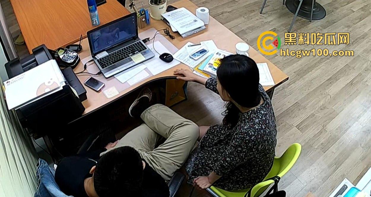 公司摄像头炸出大瓜,碎花连衣裙小骚货文员主动摸经理鸡巴,关灯打炮以为安全,哪知红外线全程实锤!-7