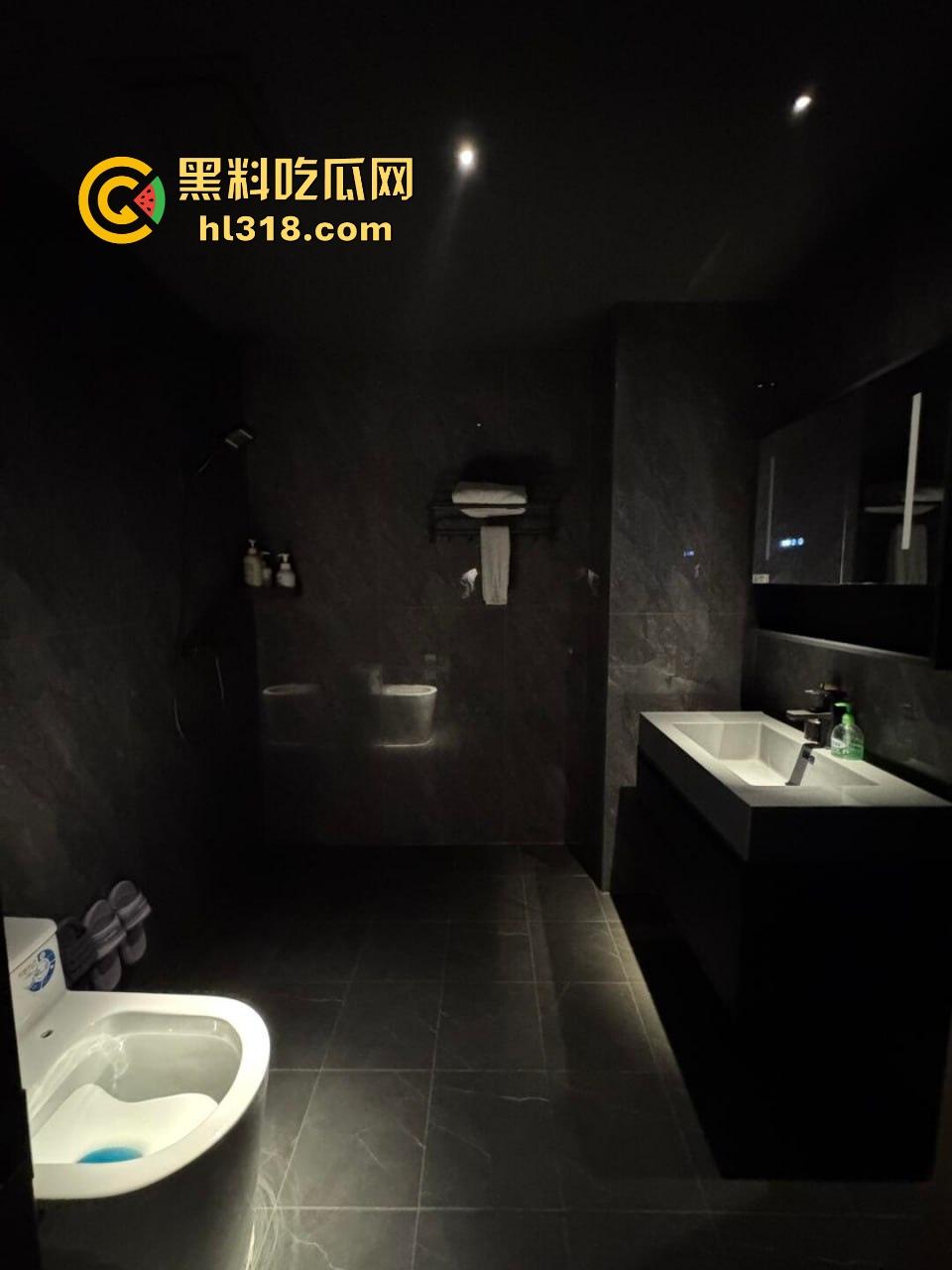 纯享版体验高素质SPA水疗，虽然只有抓龙根但胜在技师素质高，黑丝玉足慢慢揉搓，享受无比！-3