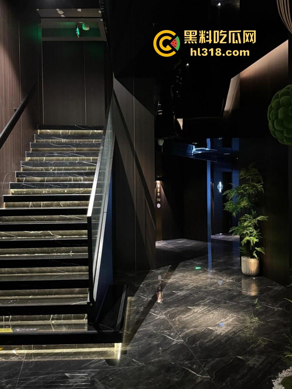 纯享版体验高素质SPA水疗，虽然只有抓龙根但胜在技师素质高，黑丝玉足慢慢揉搓，享受无比！-4