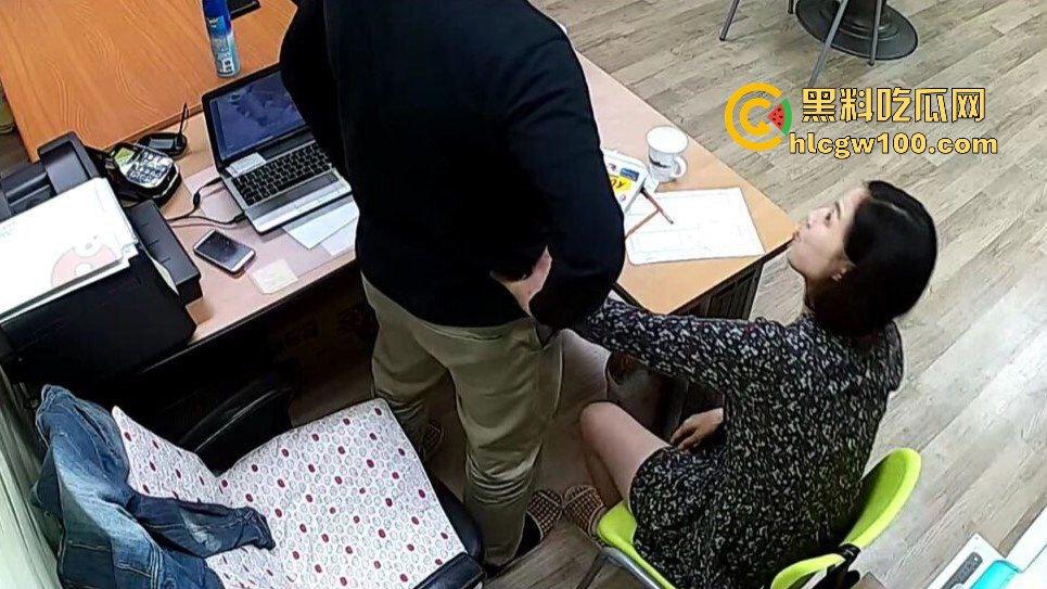 公司摄像头炸出大瓜,碎花连衣裙小骚货文员主动摸经理鸡巴,关灯打炮以为安全,哪知红外线全程实锤!-14