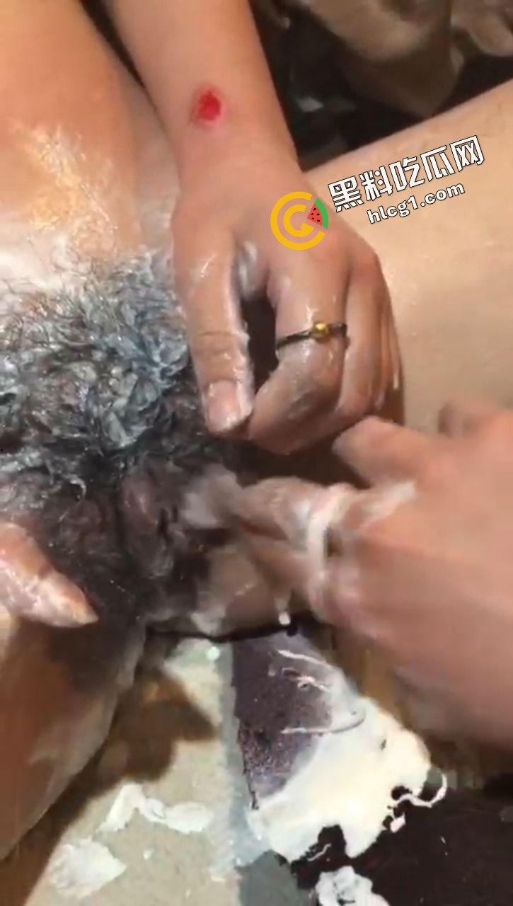 职高精神小伙妹共同霸凌一女孩 狂扇耳光凌辱 用安慕希涂私处 疯狂扣逼-5