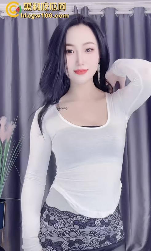 快手舞蹈主播【可可】定制视频流出，极品牛仔裤蜜桃臀，没想到小穴位雀黑。-11