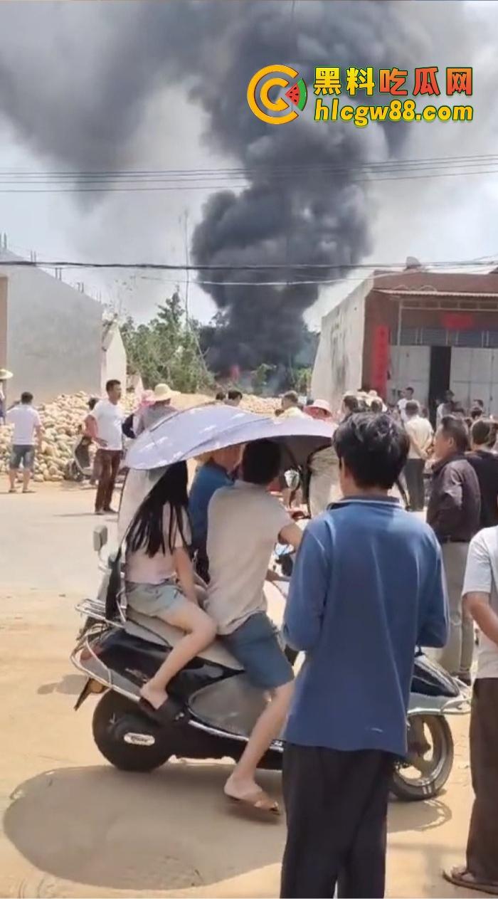 某战区海军战机海南训练失事，飞行员成功跳伞，战机坠毁临高县，所幸未造成地面损失！-8