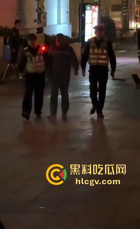 青岛人民路水泥罐车疯狂逆行撞上五十余辆车!司机一边撞一边大骂报复社会,车祸视频曝光!-5