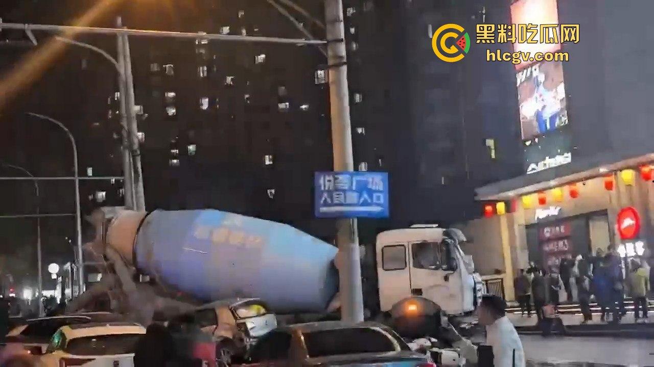 青岛人民路水泥罐车疯狂逆行撞上五十余辆车!司机一边撞一边大骂报复社会,车祸视频曝光!-9