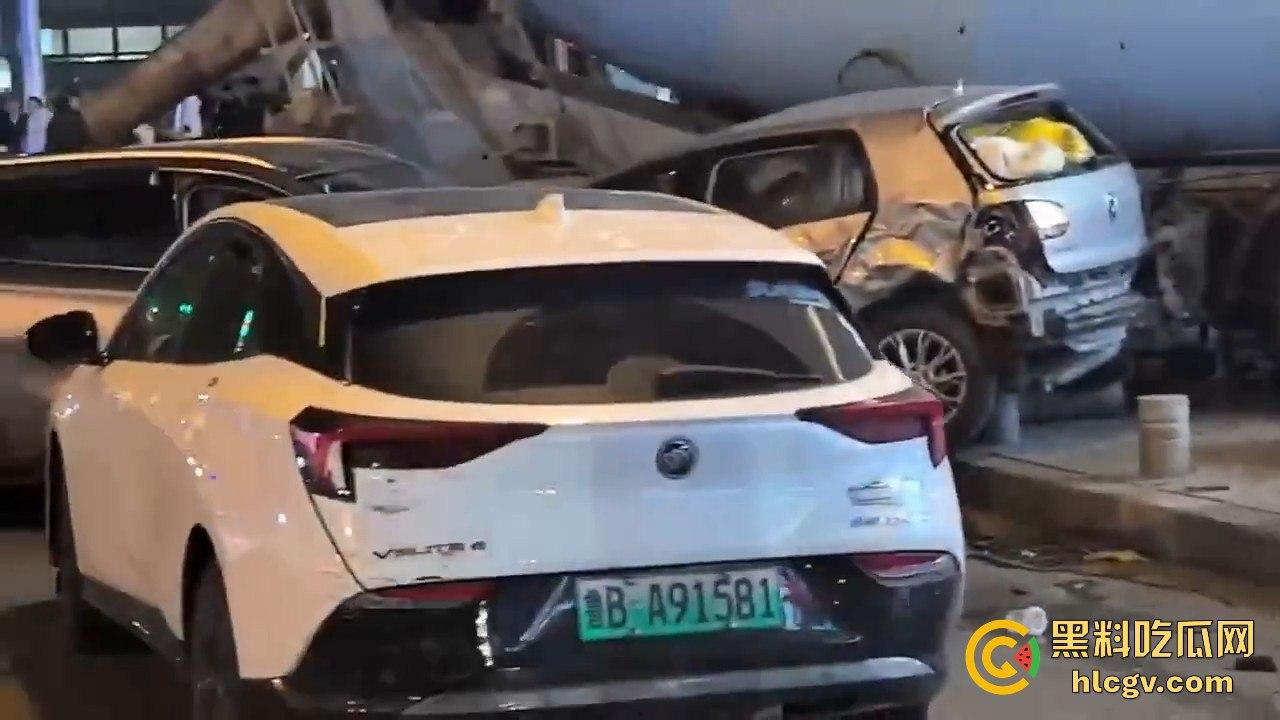 青岛人民路水泥罐车疯狂逆行撞上五十余辆车!司机一边撞一边大骂报复社会,车祸视频曝光!-11