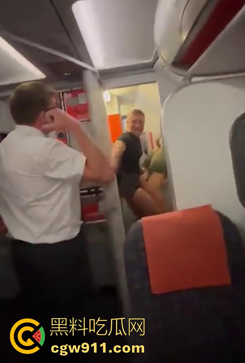 飞机厕所门高空性爱，老外情侣厕所激战，门户大开当众做爱，被拍下后在抖音被疯传，女主身材也太赞了！-4