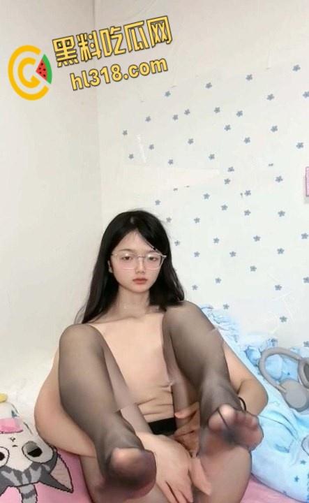 推特清纯女大【旖可小罗老师】，全身写满淫语教室狗趴，宿舍玩跳蛋娇喘连连，窗帘也挡不住小穴流水声-3