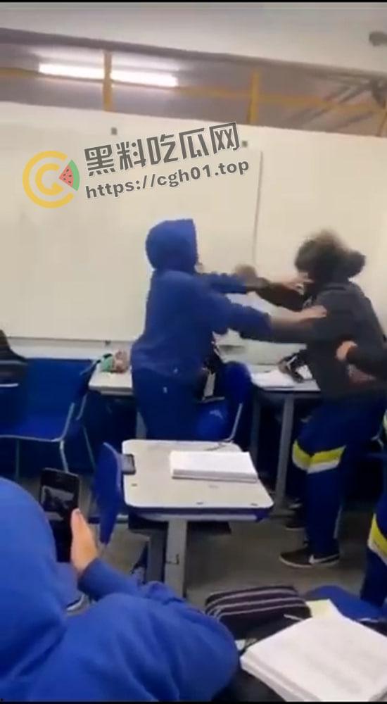 外网疯传！美国网红男娘被霸凌 带枪枪毙霸凌者 果然自由美利坚 枪战每一天-4