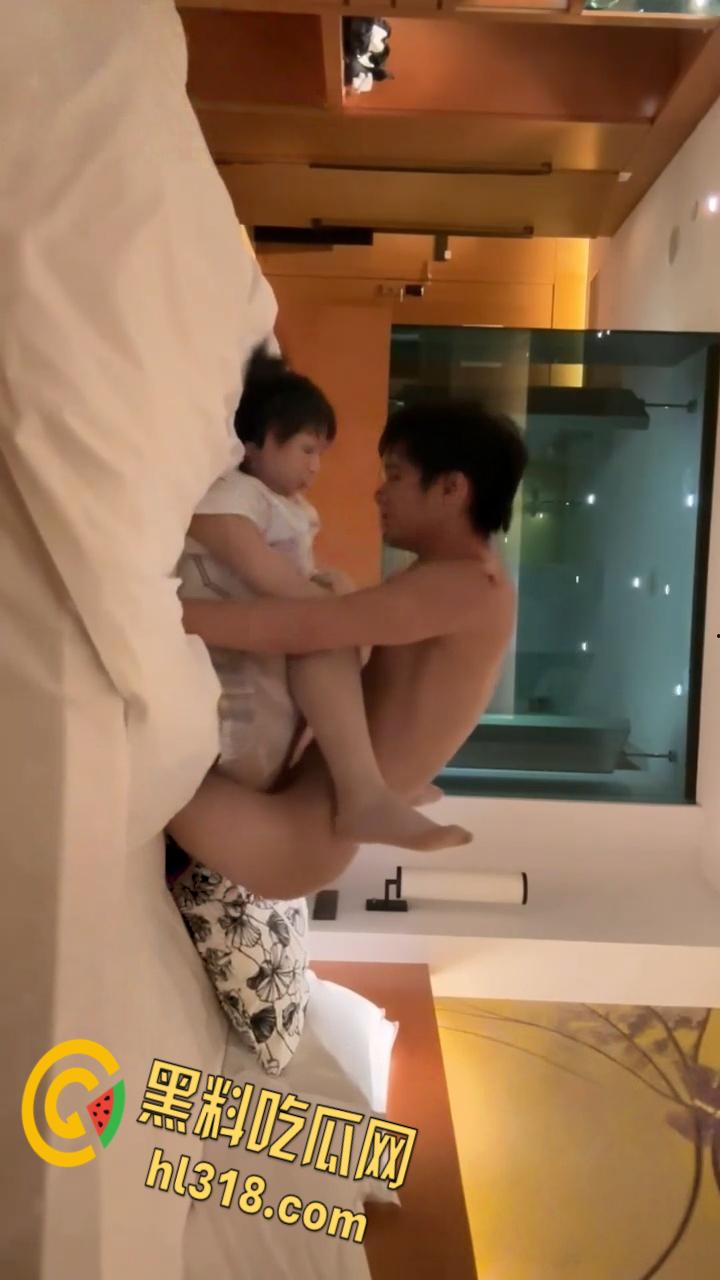 推特清纯女大【旖可小罗老师】，全身写满淫语教室狗趴，宿舍玩跳蛋娇喘连连，窗帘也挡不住小穴流水声-7