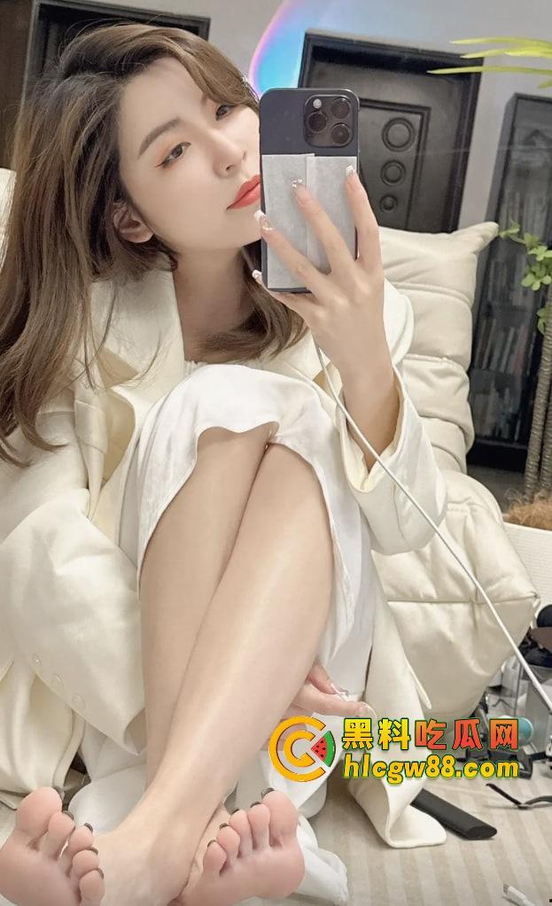 83万粉吃鸡博主SM调教女粉玩线下吃鸡，骚货穿着正宫拖鞋喷水，被绿前女友『李田真』爆料！-11