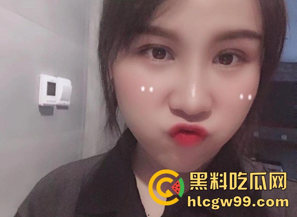 湖北人妻【李亭杉】背着老公和情人酒店开房,饥渴得衣服都来不及脱,主动翘臀求操,被压在床上暴力输出!-1