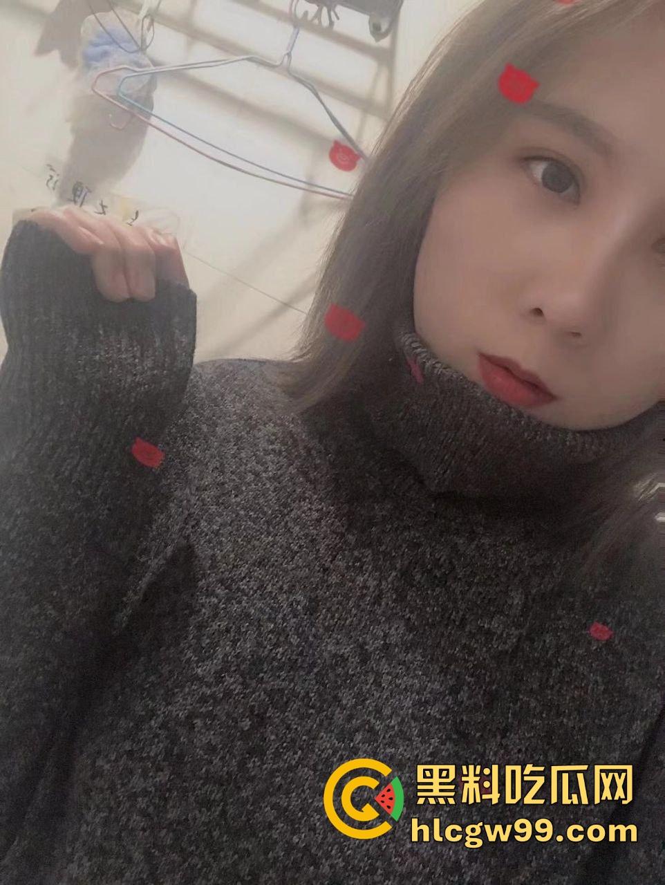 湖北人妻【李亭杉】背着老公和情人酒店开房,饥渴得衣服都来不及脱,主动翘臀求操,被压在床上暴力输出!-2