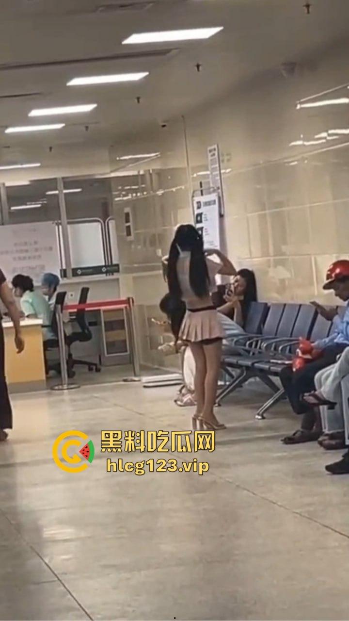 精神病女在医院狂骚!穿得跟没穿一样,过道上跳得骚气冲天,围观群众全程傻眼!-1