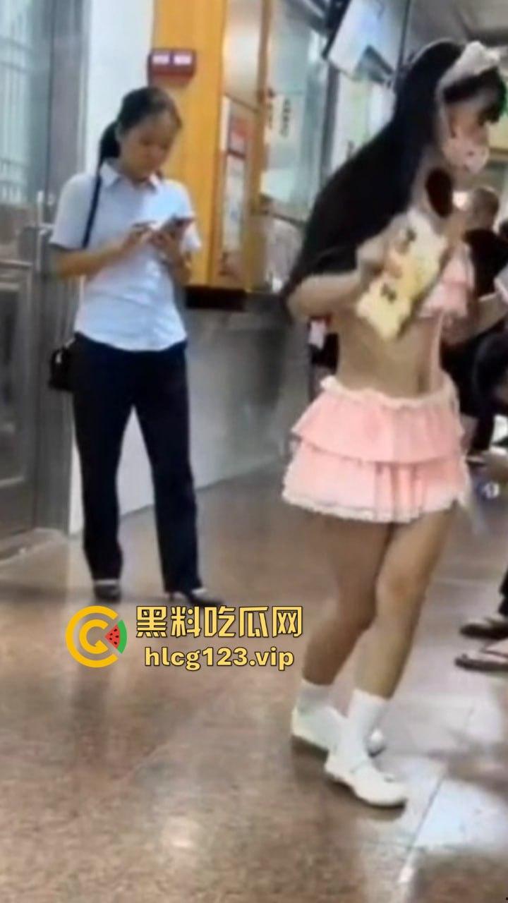 精神病女在医院狂骚!穿得跟没穿一样,过道上跳得骚气冲天,围观群众全程傻眼!-7