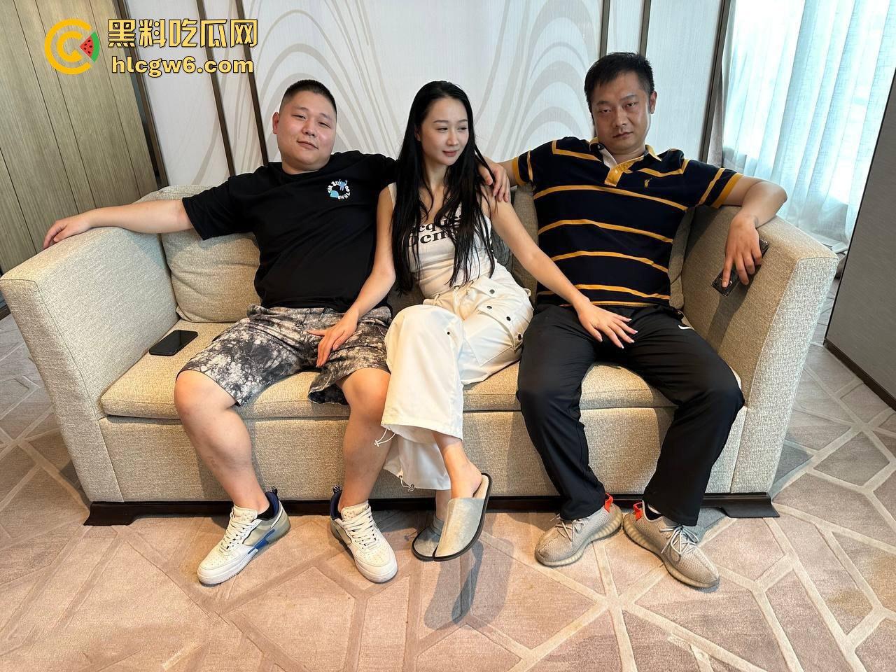 极品黑丝长腿空姐酒店私密曝光 大佬3P调教疯狂内射 跪地虐逼虐奶踩头 骚母狗情趣制服秀舔脚大佬!-8