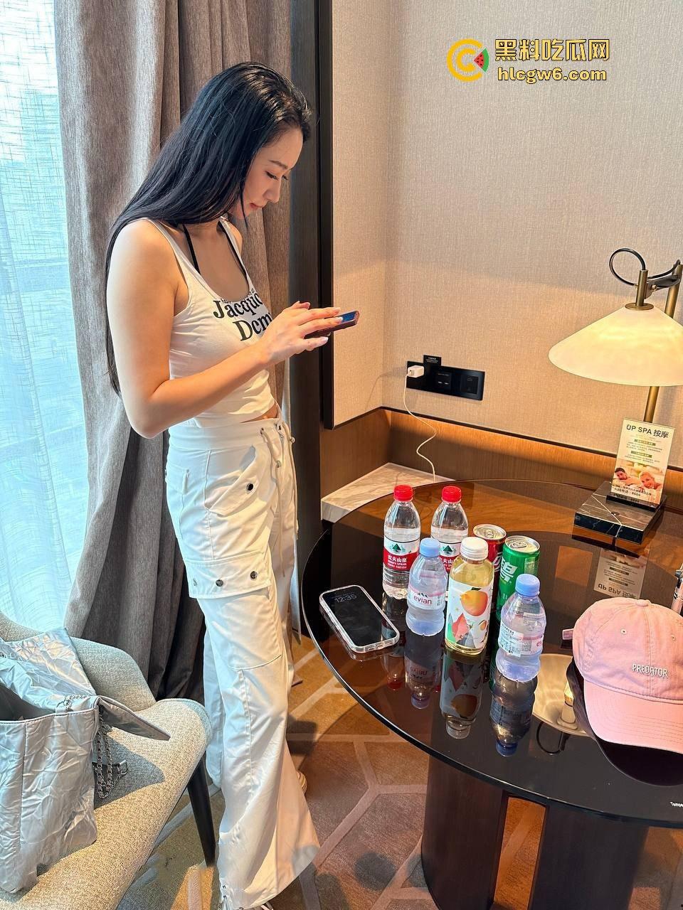 极品黑丝长腿空姐酒店私密曝光 大佬3P调教疯狂内射 跪地虐逼虐奶踩头 骚母狗情趣制服秀舔脚大佬!-11