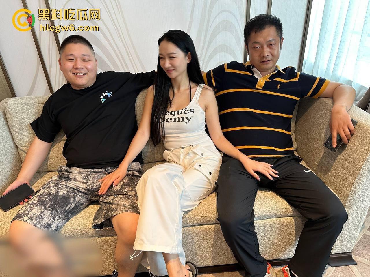 极品黑丝长腿空姐酒店私密曝光 大佬3P调教疯狂内射 跪地虐逼虐奶踩头 骚母狗情趣制服秀舔脚大佬!-15