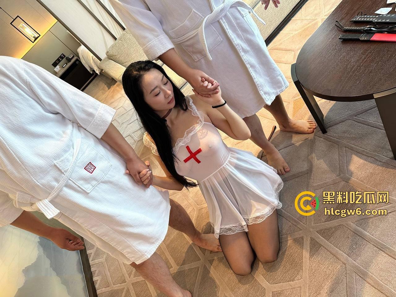 极品黑丝长腿空姐酒店私密曝光 大佬3P调教疯狂内射 跪地虐逼虐奶踩头 骚母狗情趣制服秀舔脚大佬!-19