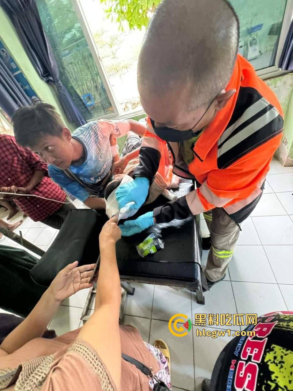 妙瓦底一女孩头部被刀插入！竹片墙掉刀酿惨剧，紧急送往泰国湄索医院！-11