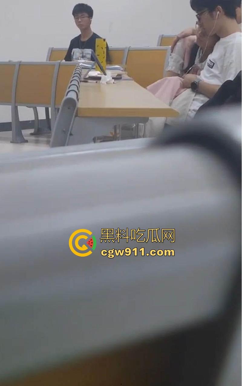 华南理工大学反差情侣私密视频曝光，前有阶梯教室导管小手撸硬，后有床上后入猛插，年轻就是好！-3