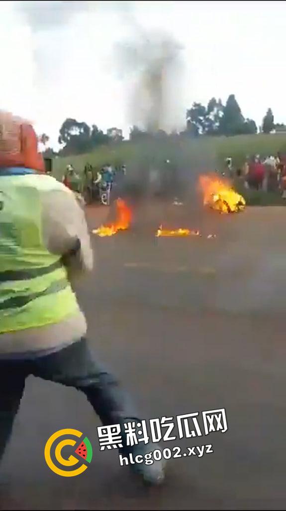 尼哥就是狠!南非尼哥虐待小孩 被抓到后活活烧死 惨不忍睹-5