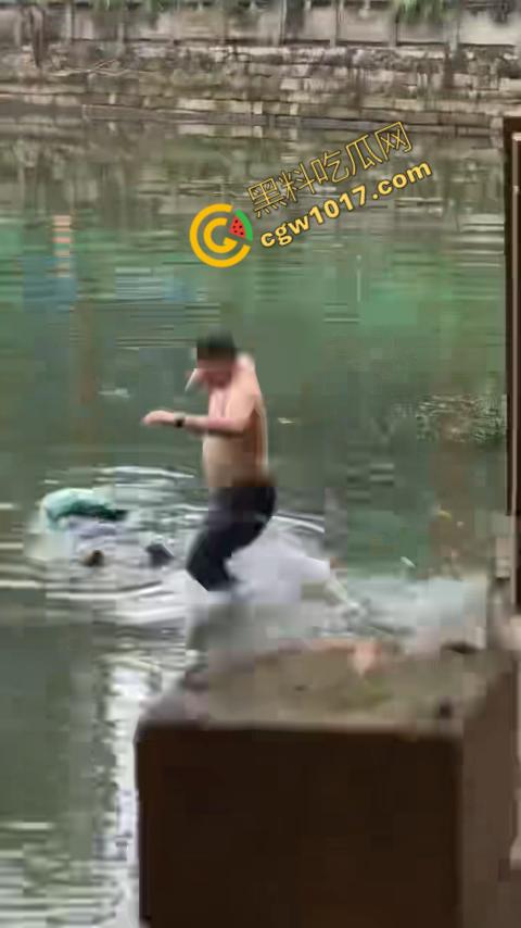 重庆湖边惊魂：绝望女子跳湖，勇敢路人生死救美，惊险拯救，揪心一刻，心跳加速，惊险刺激！-6