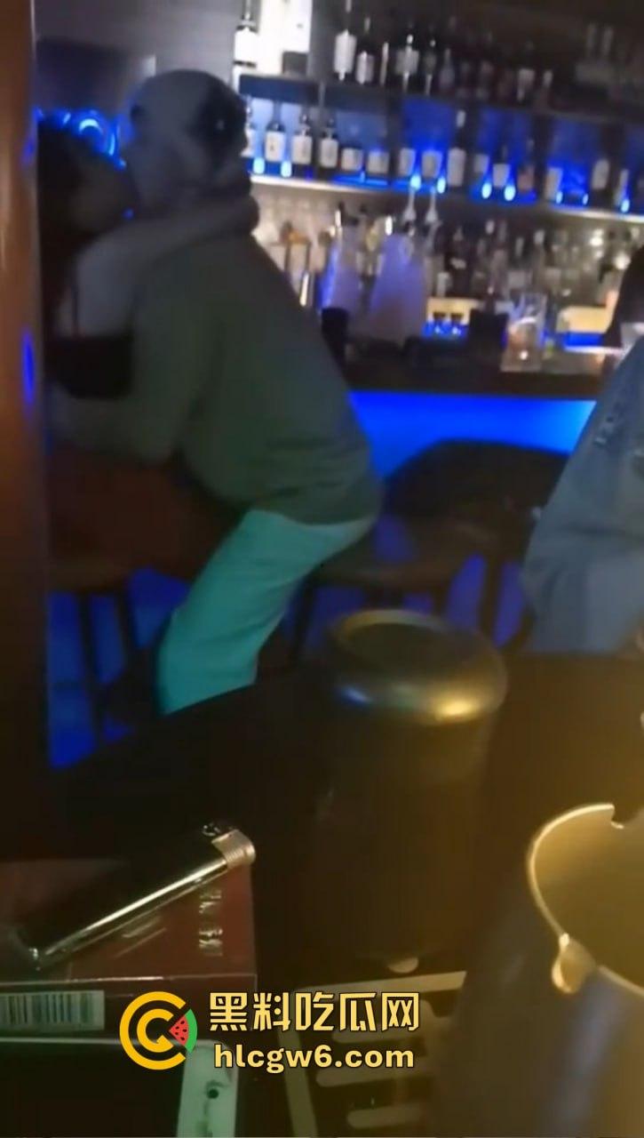 上海东方牧场名不虚传 洋大人一出场 妹子当场湿身舌吻 越亲逼越痒直接厕所开战 吃瓜群众围观拍下爱情大片!-1