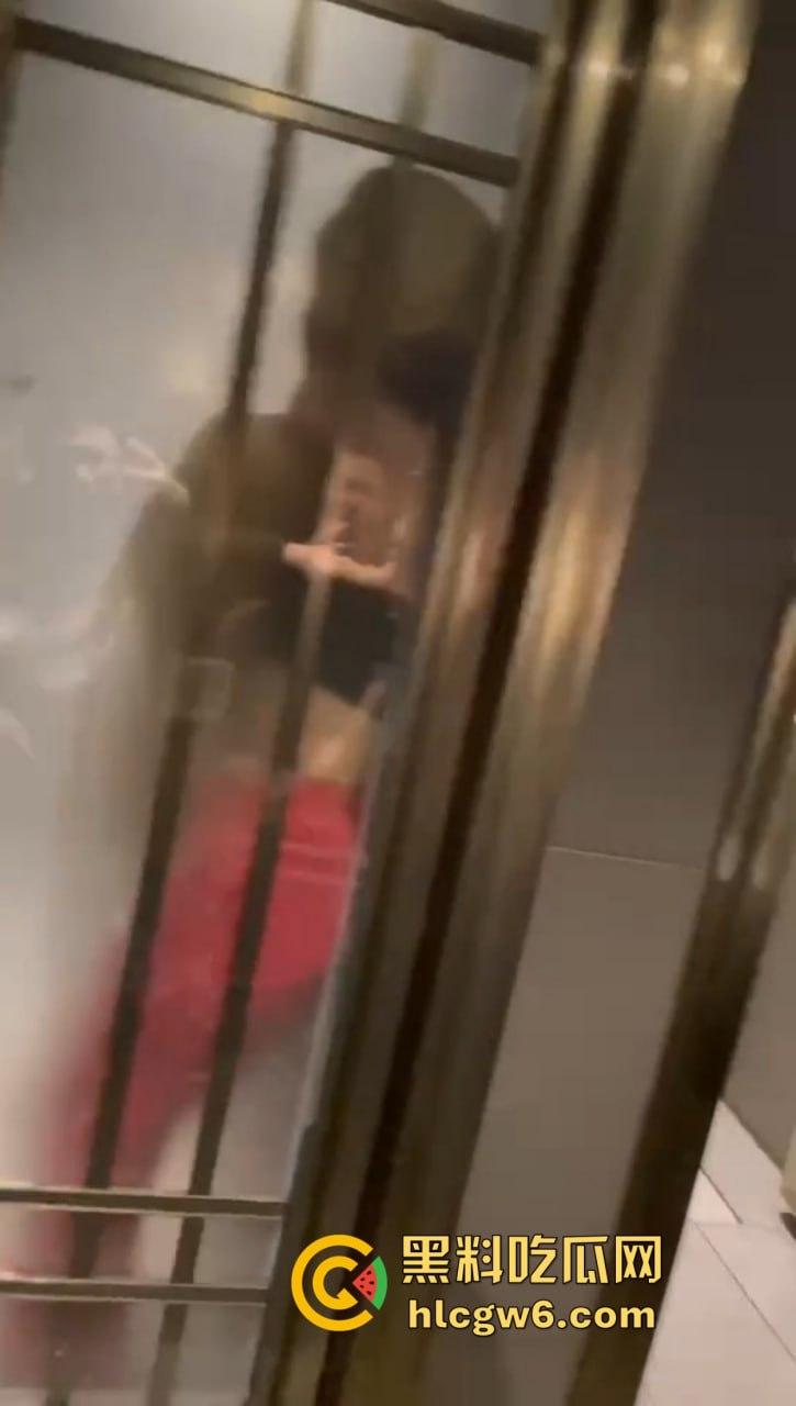 上海东方牧场名不虚传 洋大人一出场 妹子当场湿身舌吻 越亲逼越痒直接厕所开战 吃瓜群众围观拍下爱情大片!-8