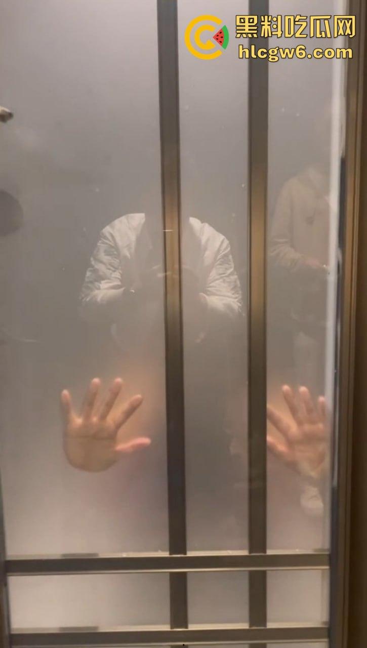 上海东方牧场名不虚传 洋大人一出场 妹子当场湿身舌吻 越亲逼越痒直接厕所开战 吃瓜群众围观拍下爱情大片!-11