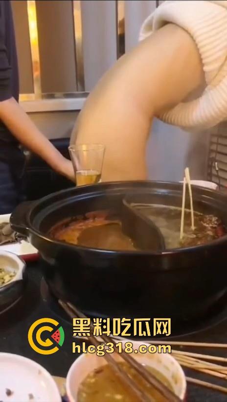 吃火锅吃到一半怎么说喷水就喷水啊！色情男女边吃火锅边抠穴，淫水横飞四溅，还是城里人会玩！-5